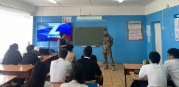Астраханский боец СВО провел классный час в родной школе 